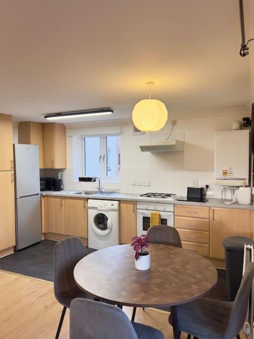 Beautiful 2-Bed City Centre Apartment With Balcony Milton Keynes Exterior foto